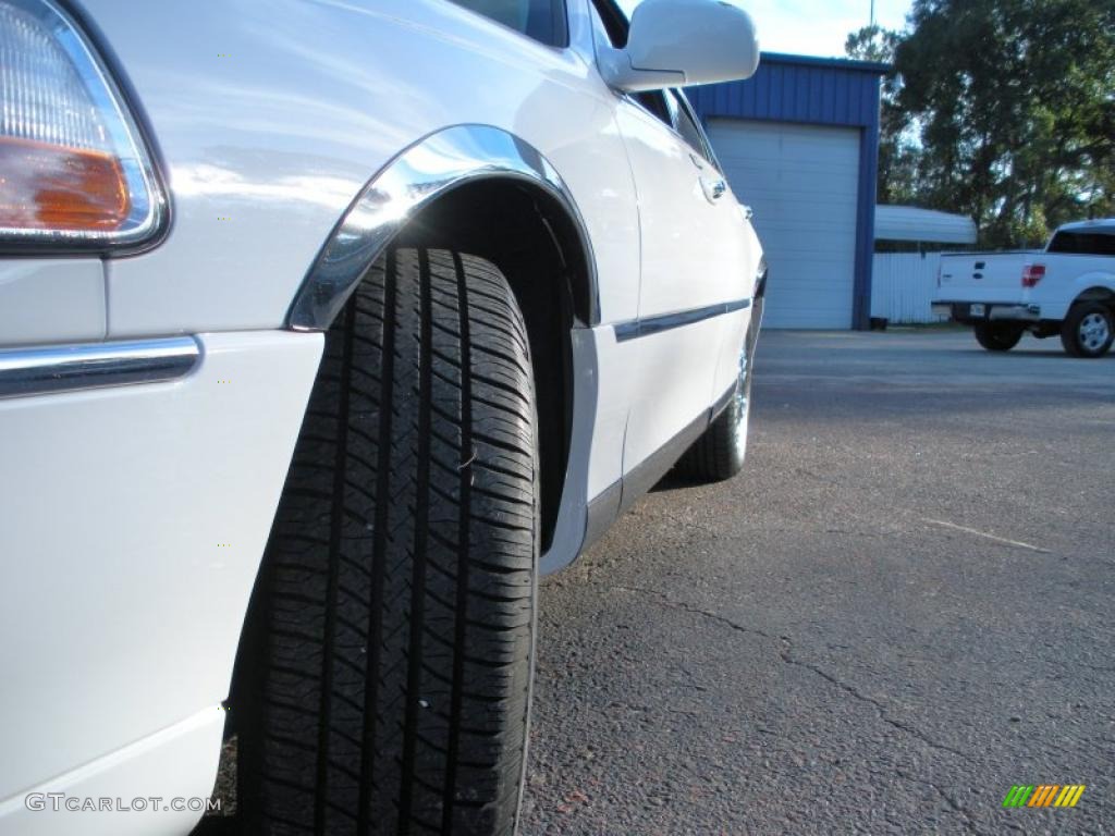 2010 Town Car Continental Edition - Vibrant White / Medium Light Stone photo #10