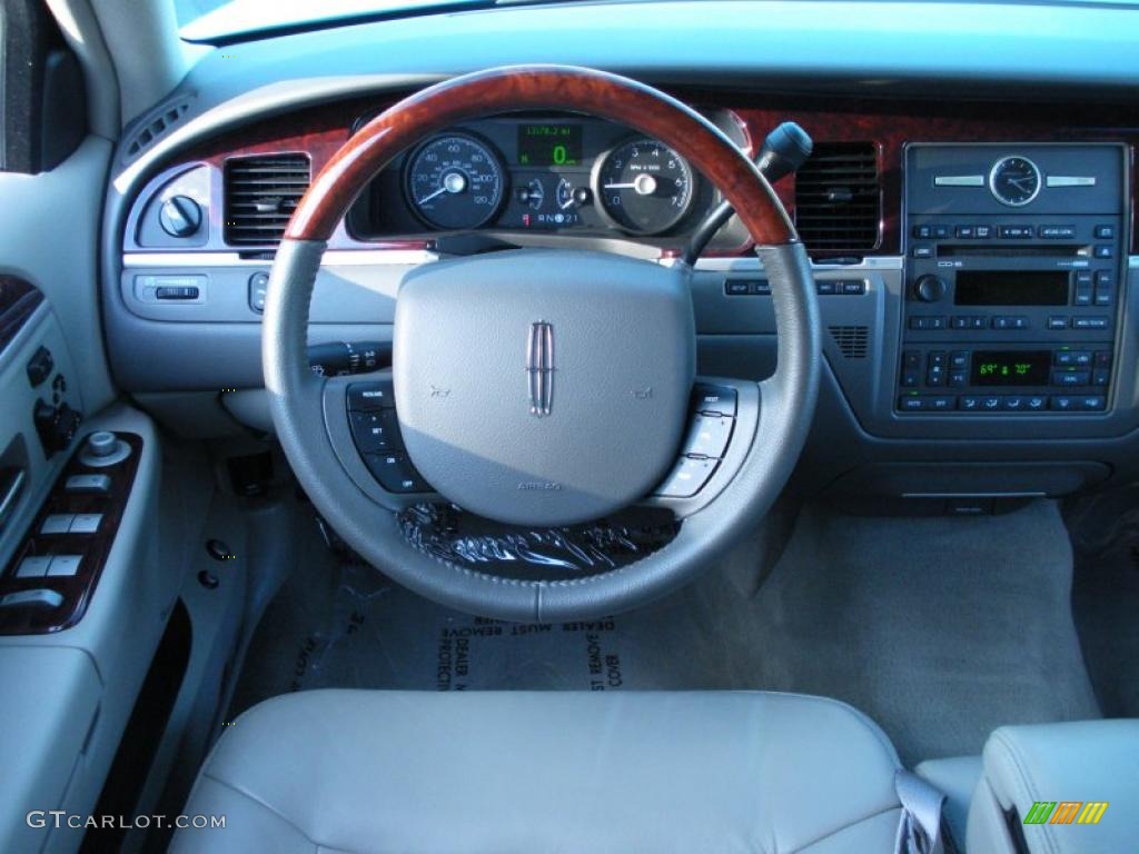 2010 Town Car Continental Edition - Vibrant White / Medium Light Stone photo #18