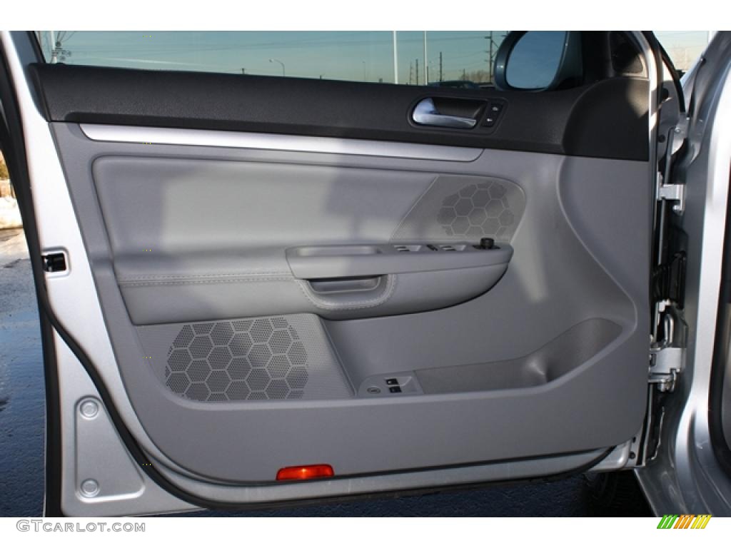 2006 Volkswagen Jetta TDI Sedan Grey Door Panel Photo #43007495