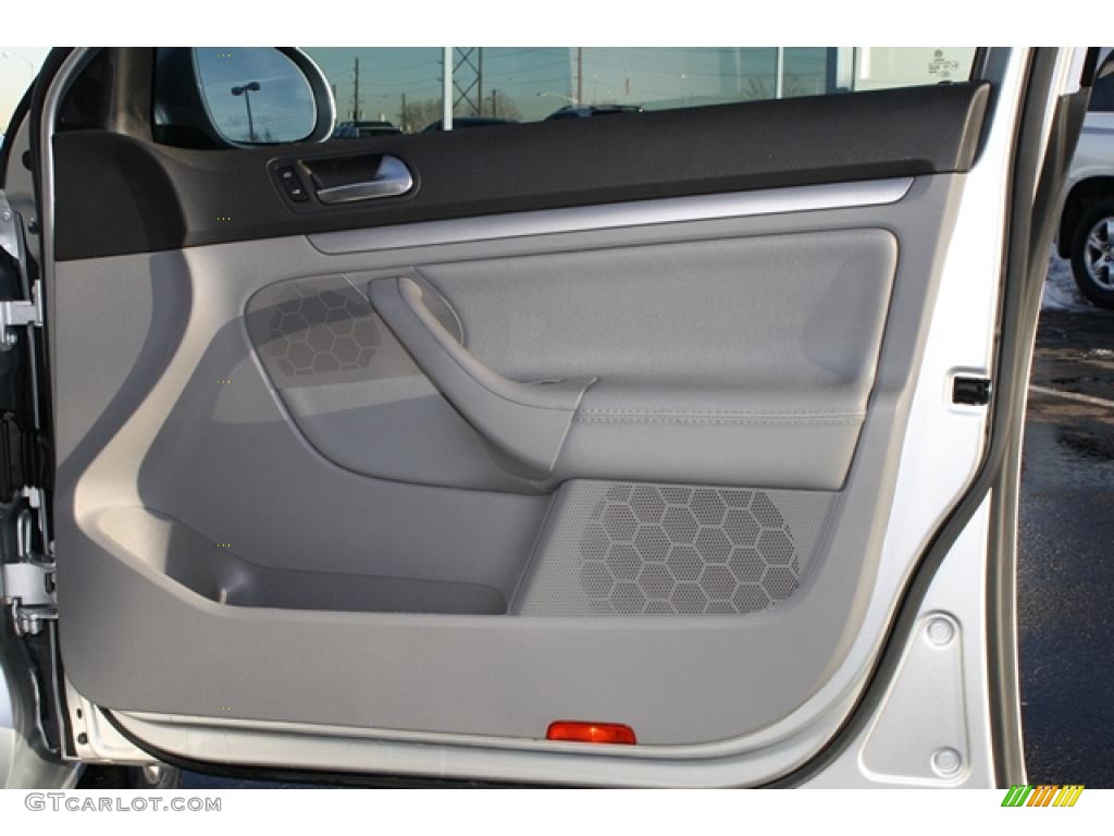 2006 Volkswagen Jetta TDI Sedan Grey Door Panel Photo #43007511