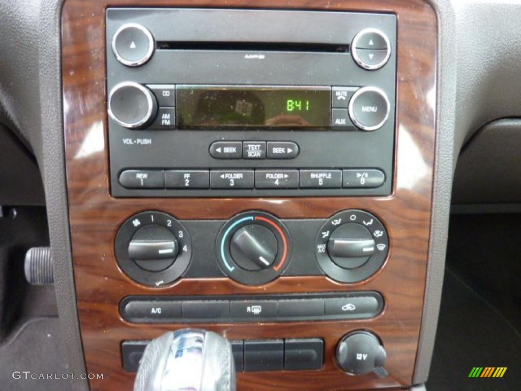 2008 Ford Taurus SEL AWD Controls Photo #43011575