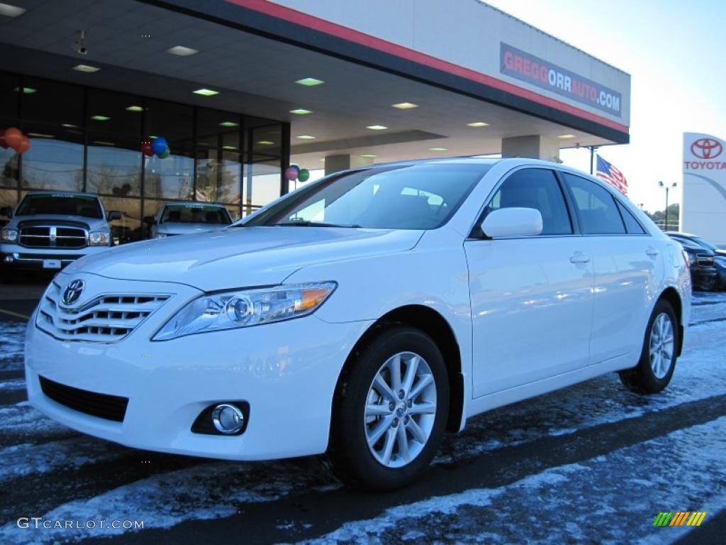 2011 Camry XLE - Super White / Bisque photo #1