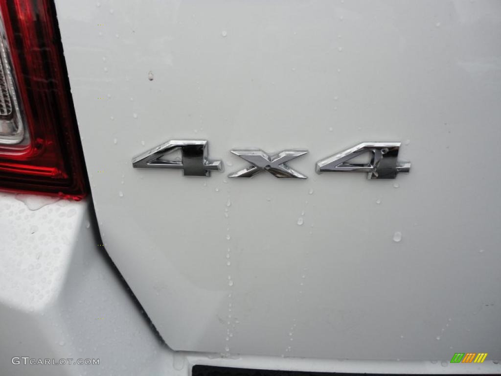 2011 Jeep Compass 2.4 Latitude 4x4 Marks and Logos Photos