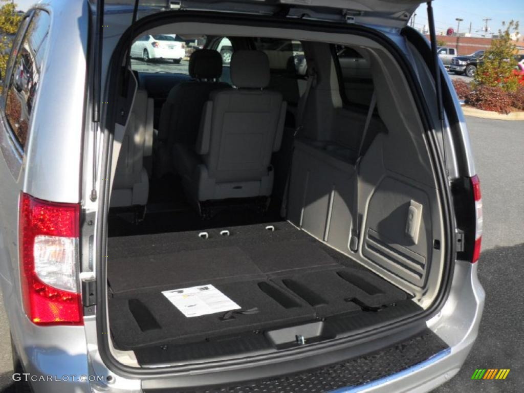 2011 Chrysler Town & Country Touring - L Trunk Photo #43046725