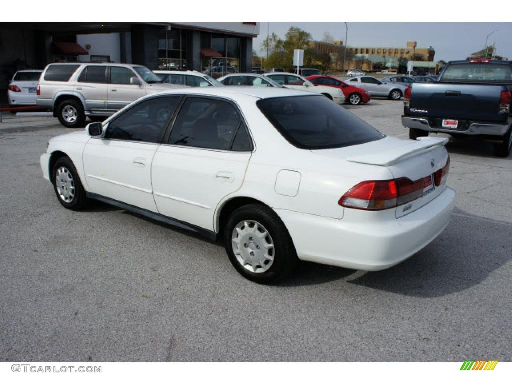 2002 Accord LX Sedan - Taffeta White / Ivory photo #3