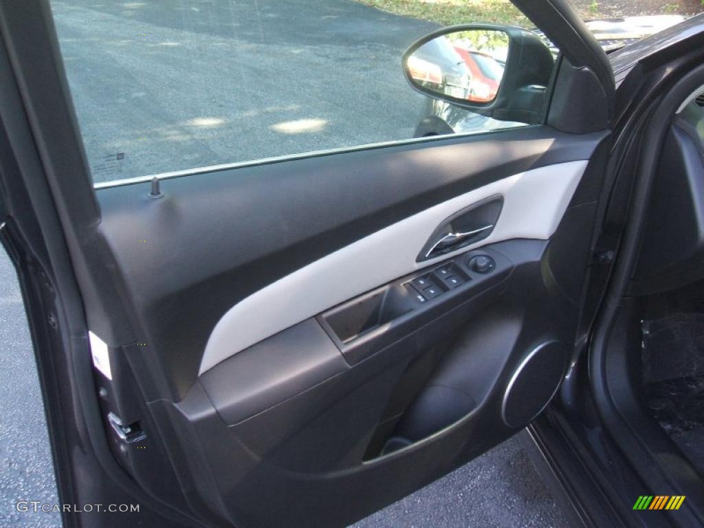 2011 Chevrolet Cruze LT/RS Medium Titanium Door Panel Photo #43061244
