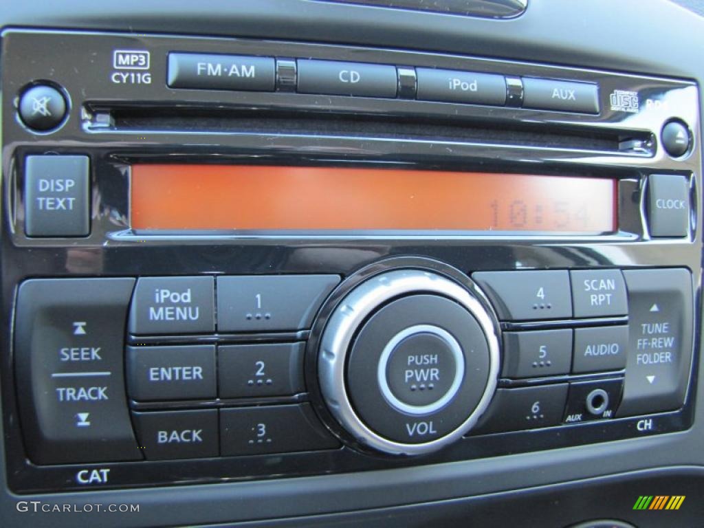 2011 Nissan Juke S Controls Photos