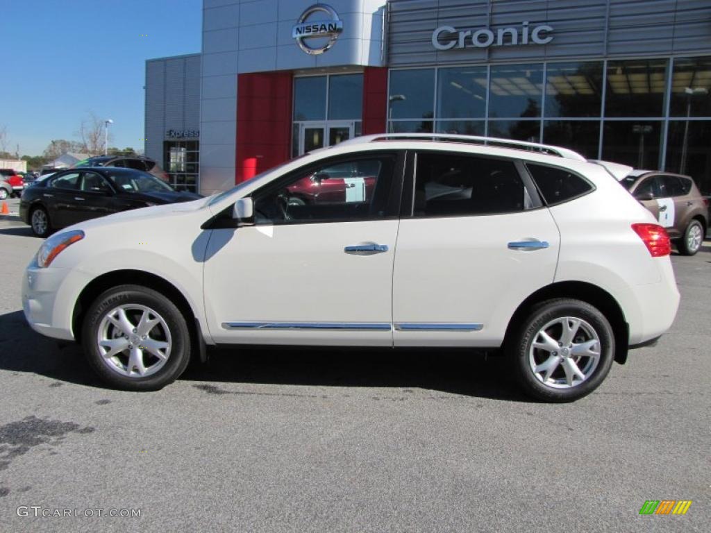 2011 Rogue SV - Pearl White / Gray photo #2