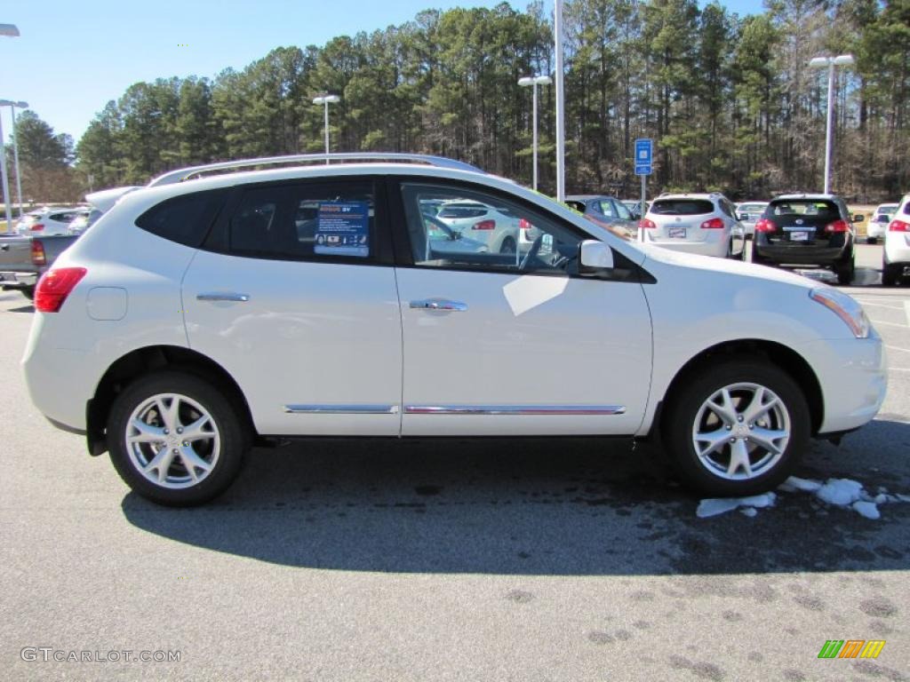 2011 Rogue SV - Pearl White / Gray photo #6