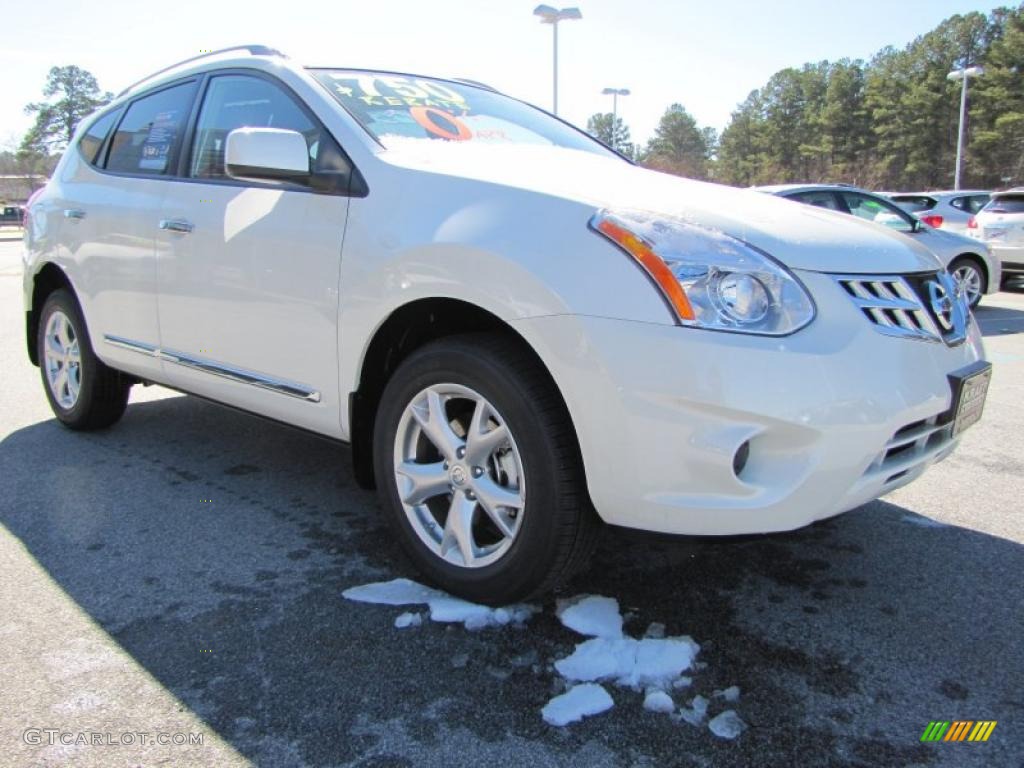 2011 Rogue SV - Pearl White / Gray photo #7