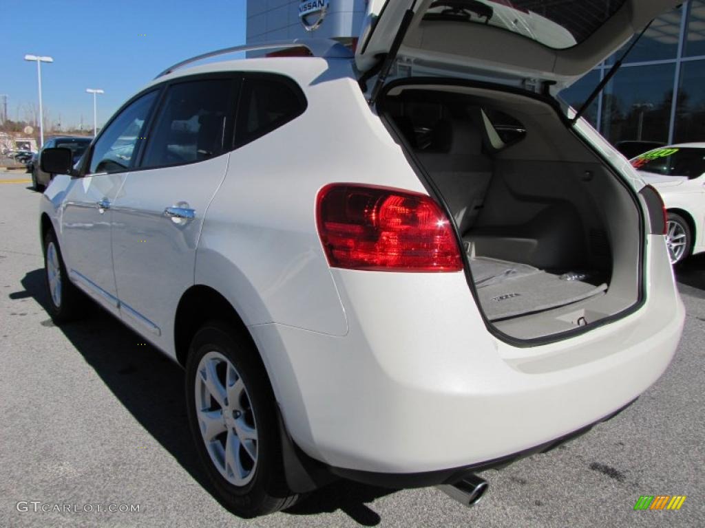 2011 Rogue SV - Pearl White / Gray photo #14