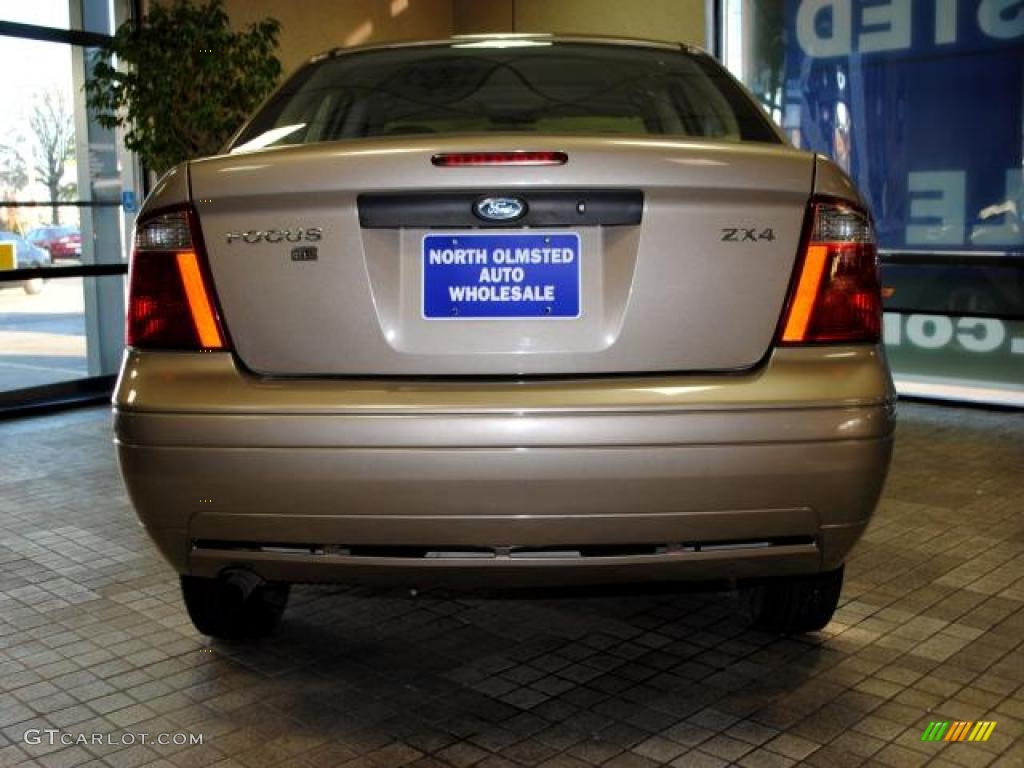 2005 Focus ZX4 SE Sedan - Arizona Beige Metallic / Dark Pebble/Light Pebble photo #4