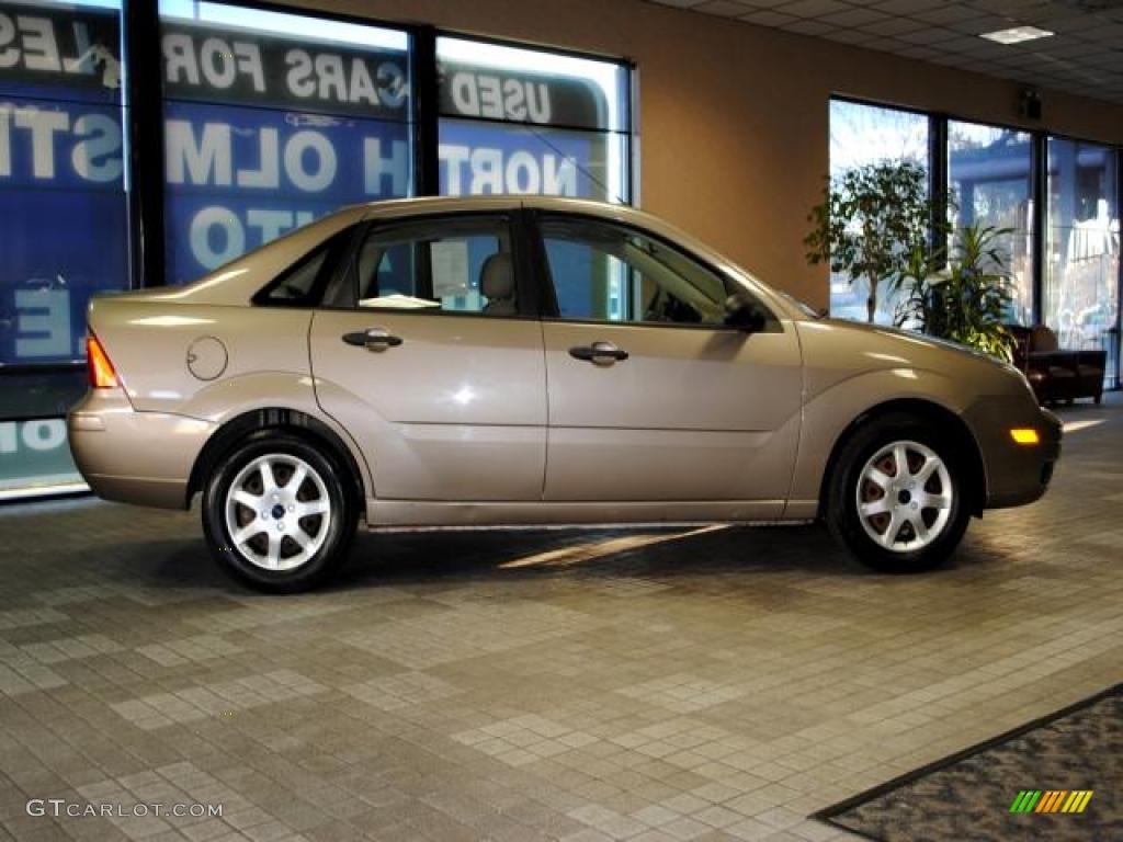 2005 Focus ZX4 SE Sedan - Arizona Beige Metallic / Dark Pebble/Light Pebble photo #7