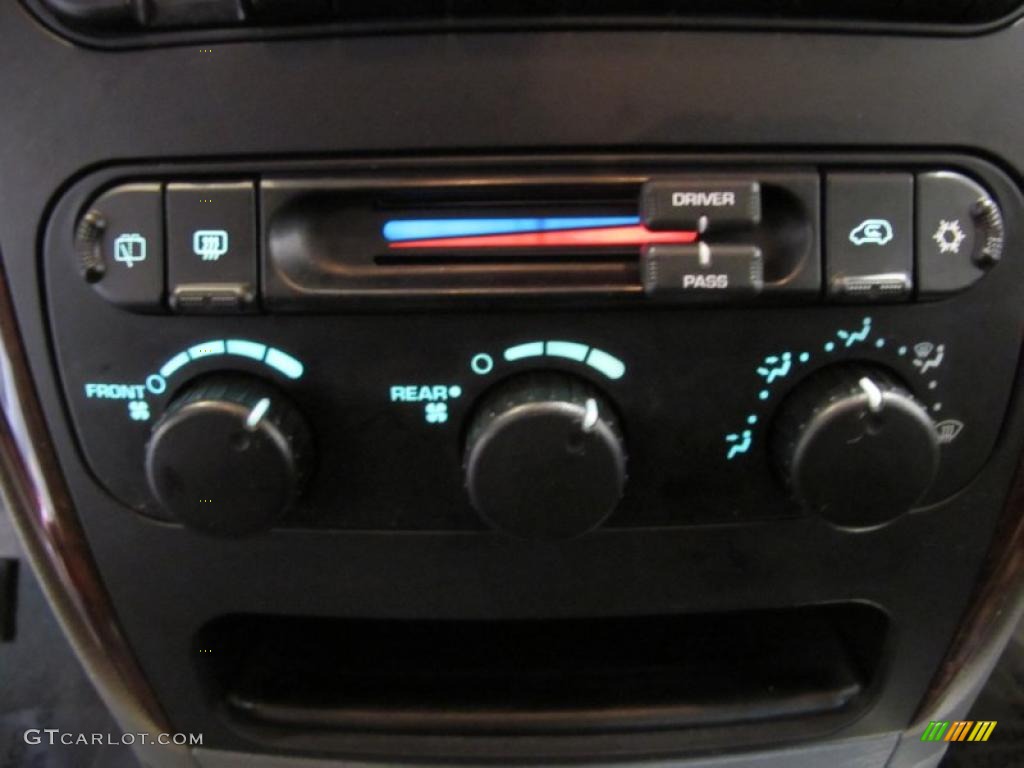 2004 Chrysler Town & Country LX Controls Photo #43113829