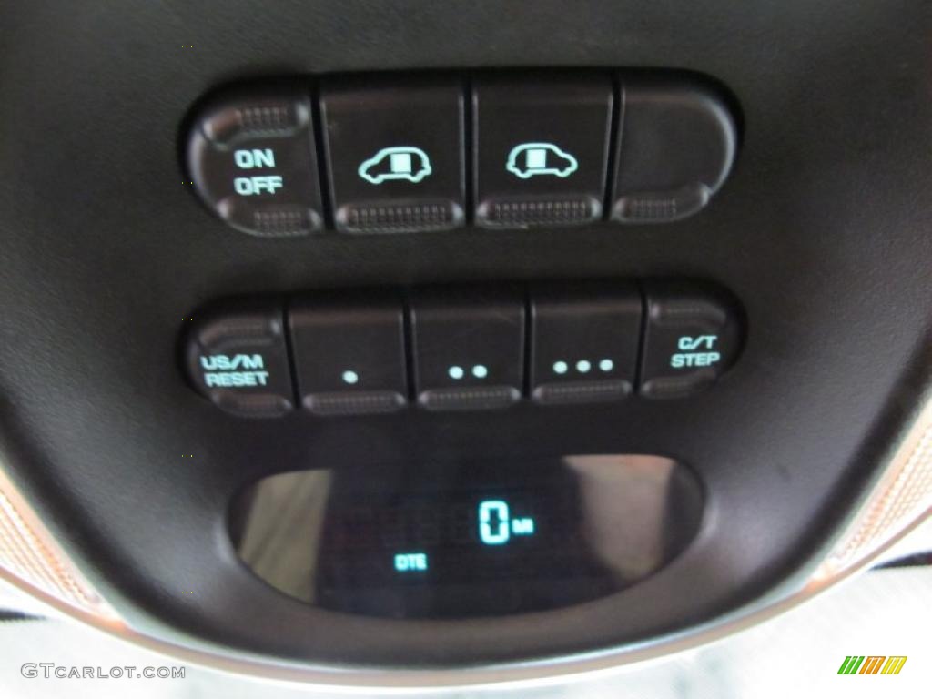 2004 Chrysler Town & Country LX Controls Photo #43113845