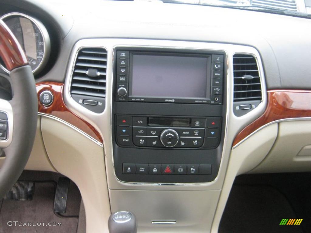 2011 Jeep Grand Cherokee Overland Controls Photo #43118597