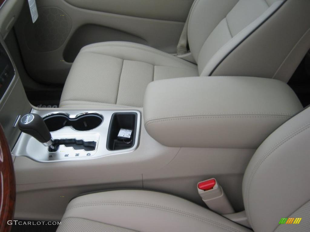 Dark Frost Beige/Light Frost Beige Interior 2011 Jeep Grand Cherokee Overland Photo #43118647