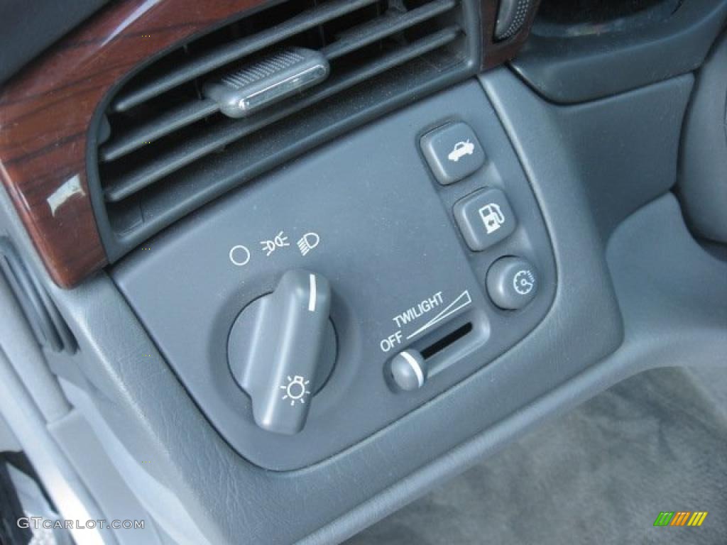 2002 Cadillac DeVille DHS Controls Photo #43122282