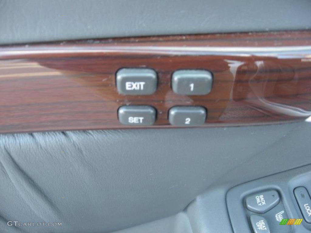 2002 Cadillac DeVille DHS Controls Photo #43122298