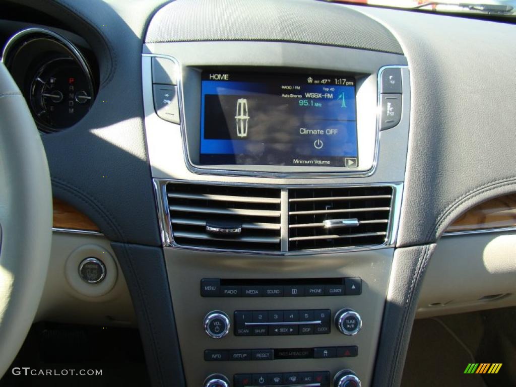 2010 Lincoln MKT FWD Controls Photo #43156913