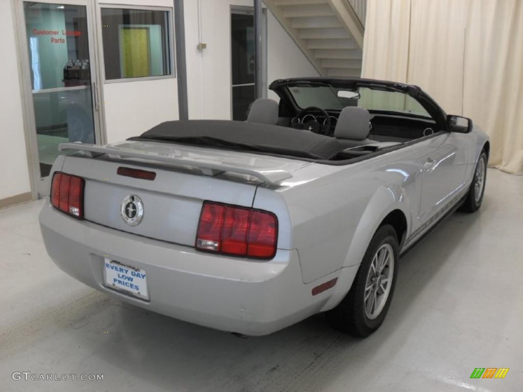 2005 Mustang V6 Deluxe Convertible - Satin Silver Metallic / Light Graphite photo #4