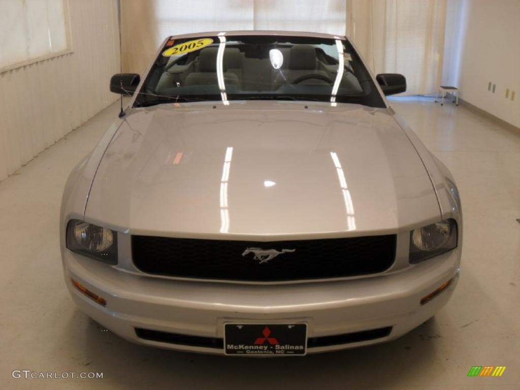 2005 Mustang V6 Deluxe Convertible - Satin Silver Metallic / Light Graphite photo #6