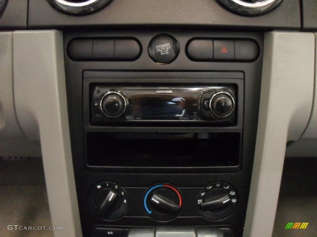 2005 Ford Mustang V6 Deluxe Convertible Controls Photos