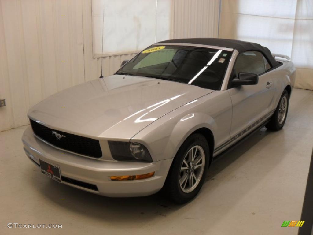 2005 Mustang V6 Deluxe Convertible - Satin Silver Metallic / Light Graphite photo #28