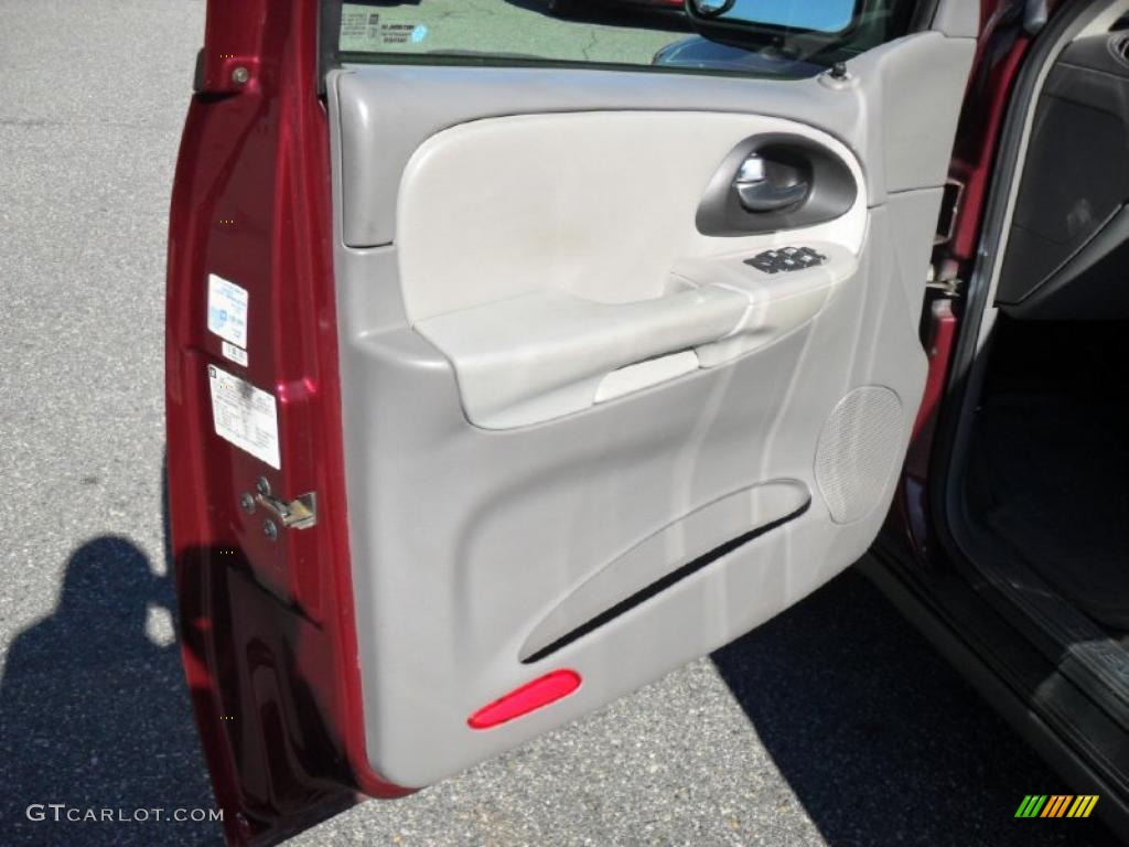 2005 TrailBlazer LS 4x4 - Majestic Red Metallic / Light Gray photo #9
