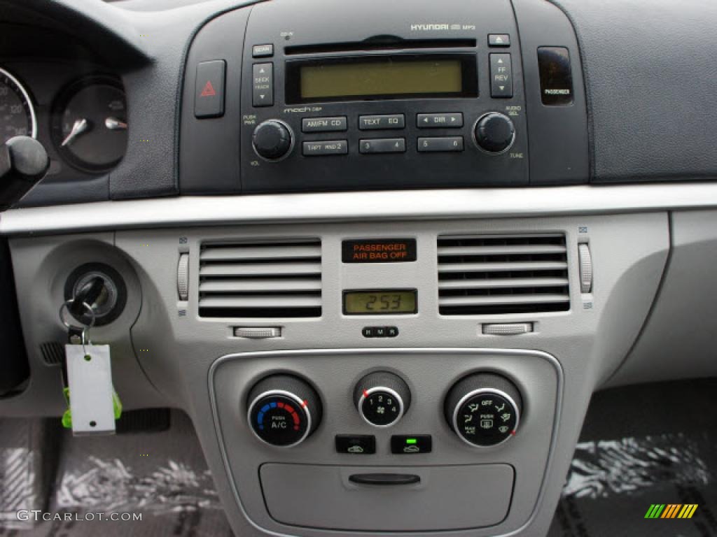 2006 Hyundai Sonata GL Controls Photo #43179102