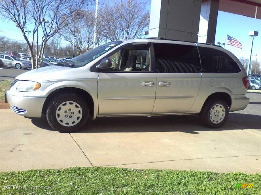 2003 Town & Country LX - Bright Silver Metallic / Gray photo #18