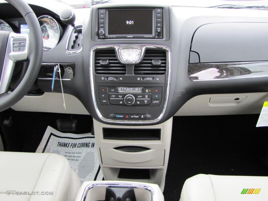 2011 Town & Country Touring - L - Blackberry Pearl / Black/Light Graystone photo #10