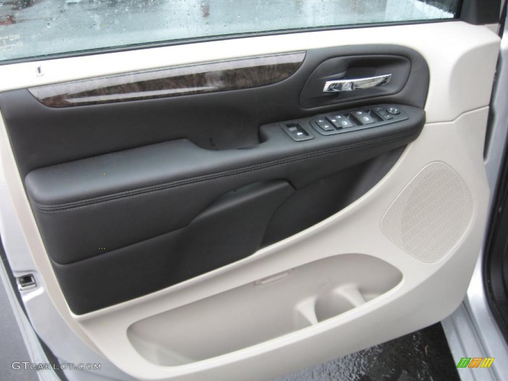 2011 Dodge Grand Caravan Mainstreet Door Panel Photos