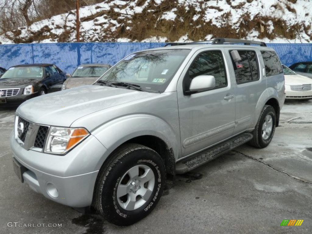 Silver Lightning Metallic Nissan Pathfinder