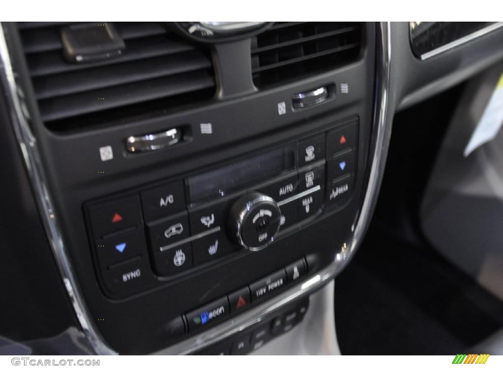 2011 Chrysler Town & Country Limited Controls Photo #43234181