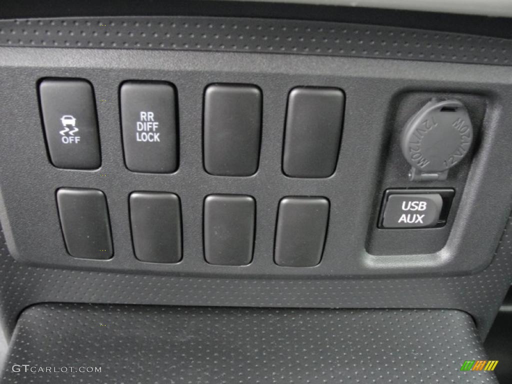 2011 Toyota FJ Cruiser 4WD Controls Photo #43242917