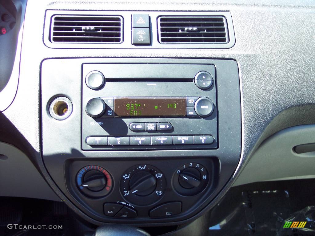 2007 Focus ZX4 SE Sedan - CD Silver Metallic / Charcoal/Light Flint photo #17