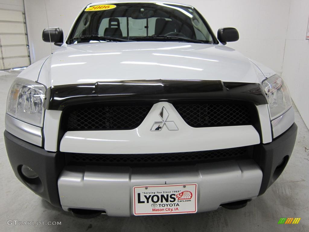 2006 Raider DuroCross Extended Cab 4x4 - Arctic White / Slate Gray photo #6