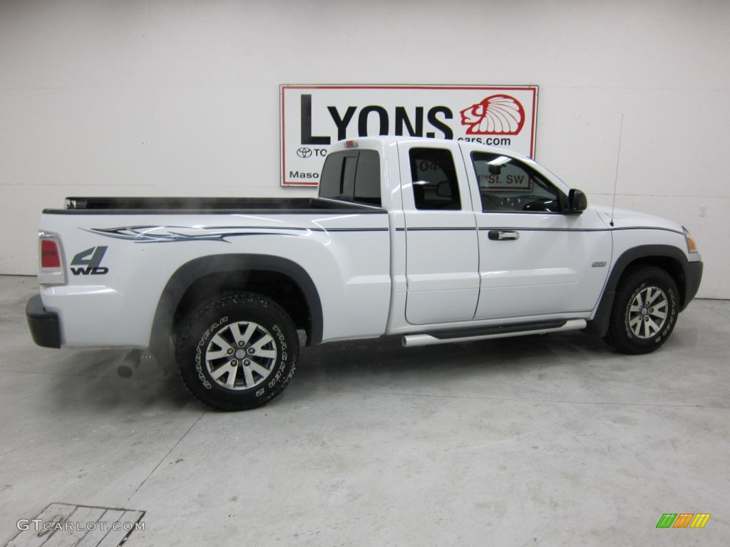 2006 Raider DuroCross Extended Cab 4x4 - Arctic White / Slate Gray photo #8