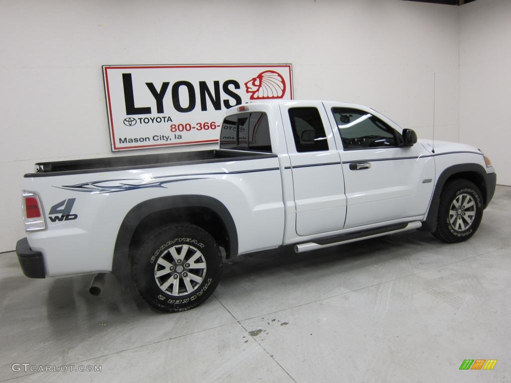 2006 Raider DuroCross Extended Cab 4x4 - Arctic White / Slate Gray photo #13