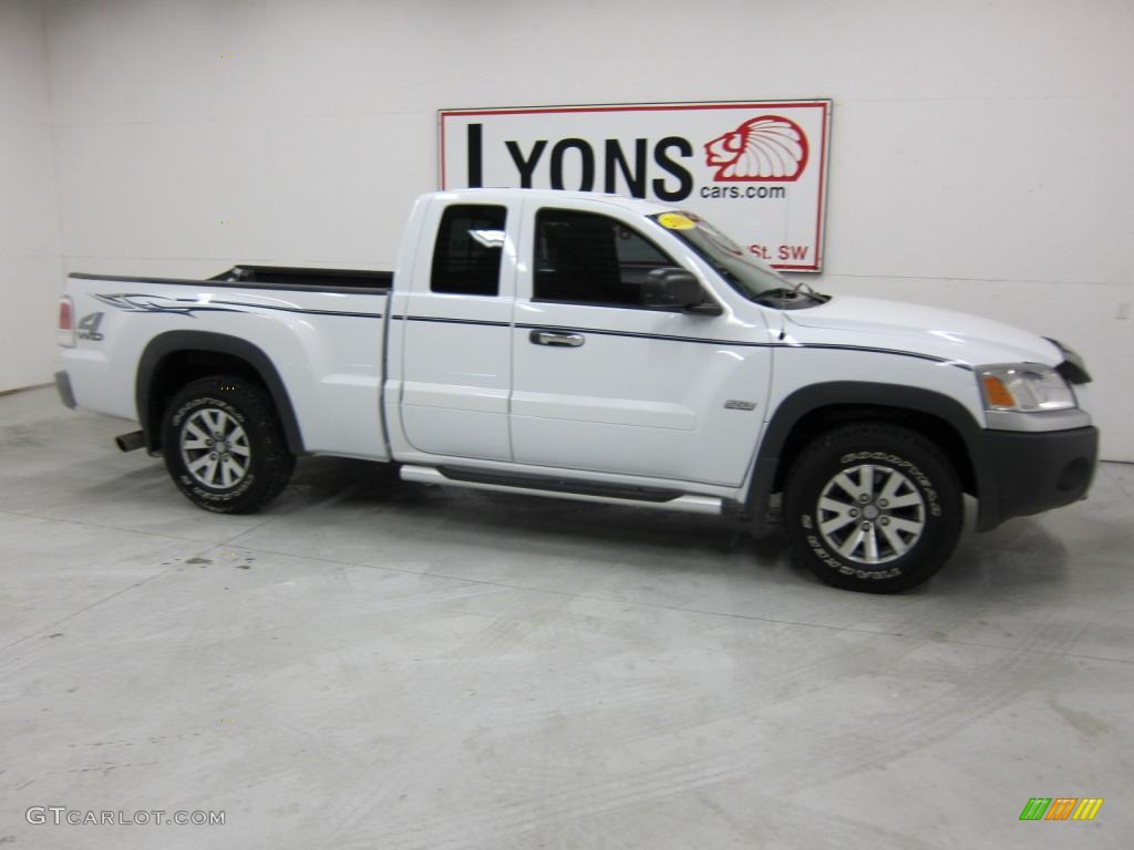 2006 Raider DuroCross Extended Cab 4x4 - Arctic White / Slate Gray photo #15