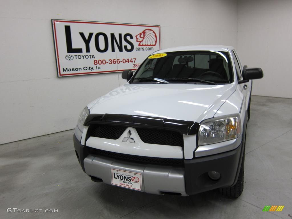 2006 Raider DuroCross Extended Cab 4x4 - Arctic White / Slate Gray photo #20