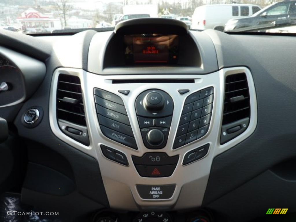 2011 Fiesta SEL Sedan - Oxford White / Plum/Charcoal Black Leather photo #18