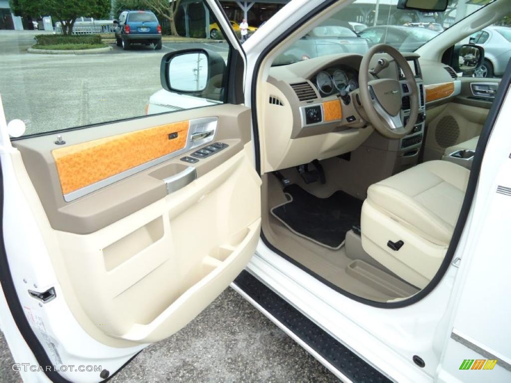 Medium Pebble Beige/Cream Interior 2010 Chrysler Town & Country Limited Photo #43287109