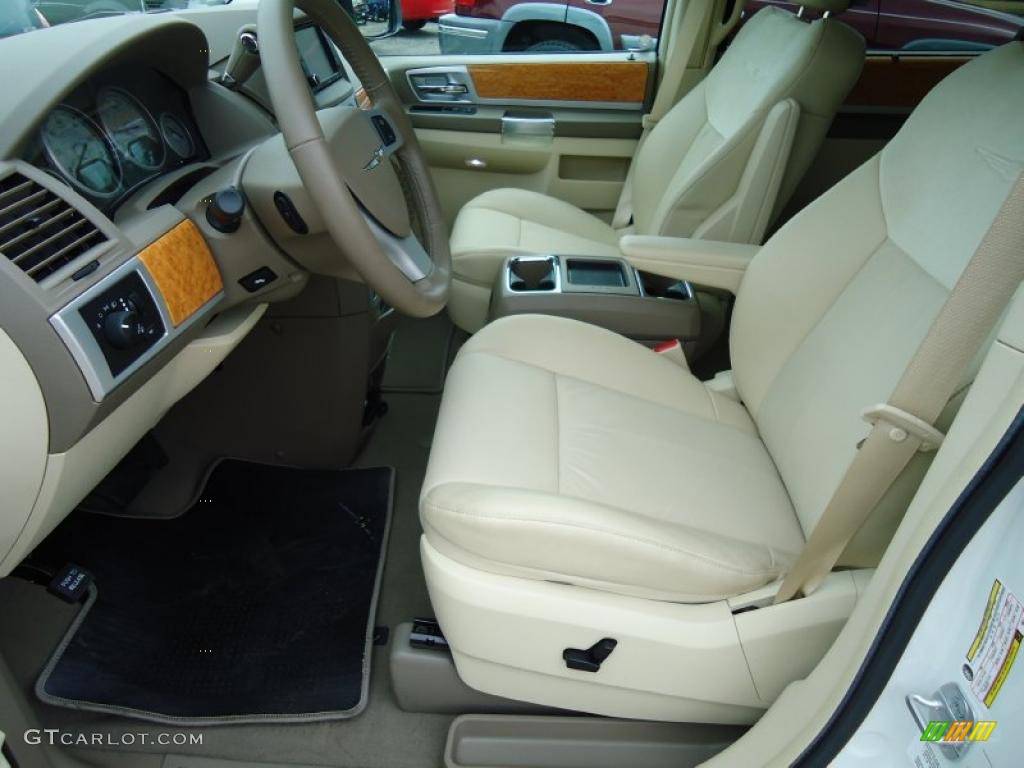Medium Pebble Beige/Cream Interior 2010 Chrysler Town & Country Limited Photo #43287128