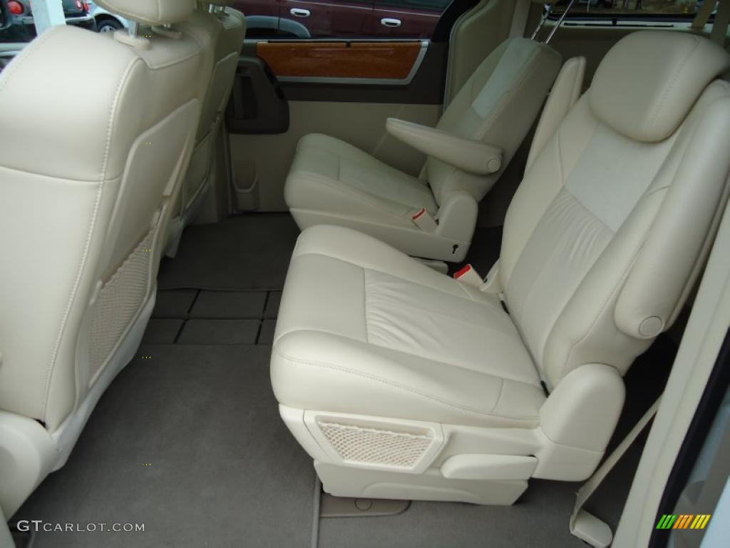 Medium Pebble Beige/Cream Interior 2010 Chrysler Town & Country Limited Photo #43287156