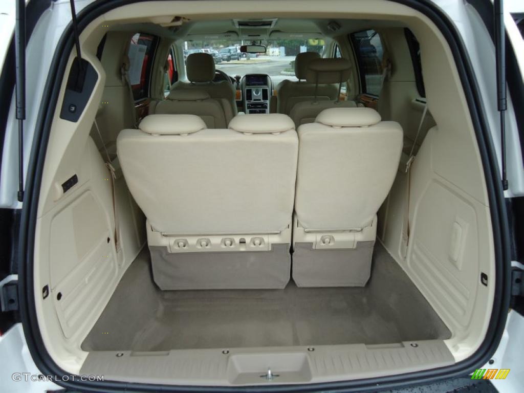 2010 Chrysler Town & Country Limited Trunk Photo #43287188