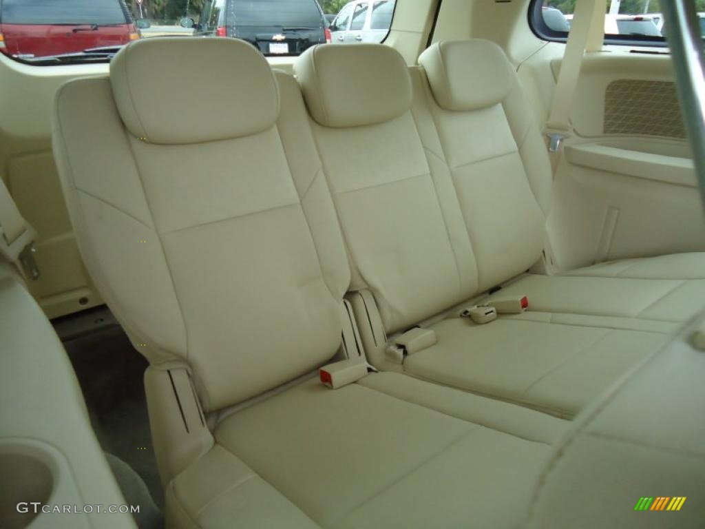 Medium Pebble Beige/Cream Interior 2010 Chrysler Town & Country Limited Photo #43287272