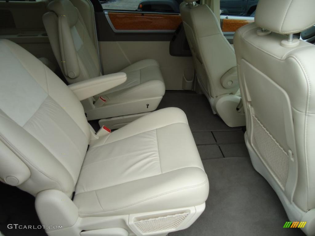 Medium Pebble Beige/Cream Interior 2010 Chrysler Town & Country Limited Photo #43287288