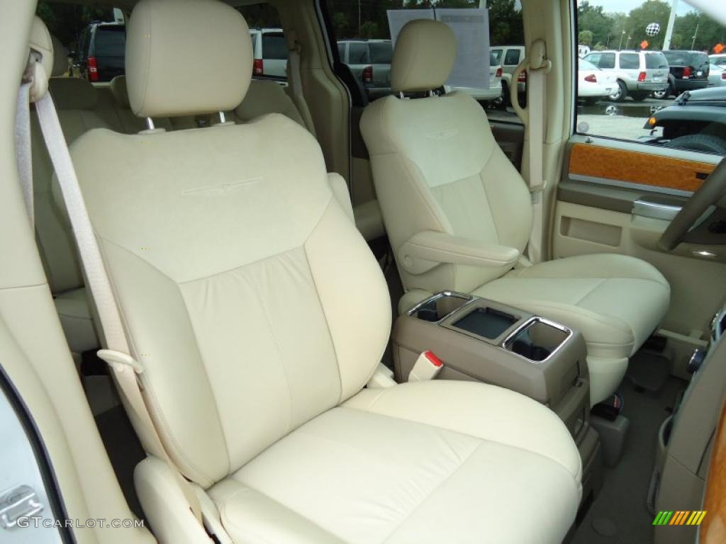 Medium Pebble Beige/Cream Interior 2010 Chrysler Town & Country Limited Photo #43287344